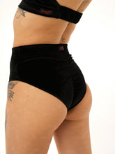 Cargar imagen en el visor de la galería, Polerina Wear Bikini Short - Terciopelo Negro