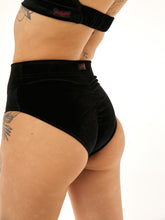 Cargar imagen en el visor de la galería, Polerina Wear Bikini Short - Terciopelo Negro