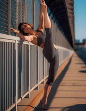 Load image into Gallery viewer, Leggings Capri Trisha Dragonfly - grey