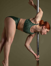 Cargar imagen en el visor de la galería, Pole Dance Short Lola Terciopelo Dragonfly