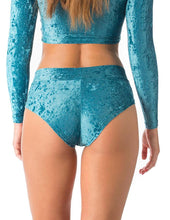 Carregar imagem no visualizador da galeria, Short Hot Pants de Pole Dance Veludo Libélula
