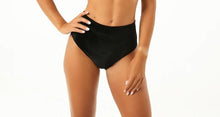 Cargar imagen en el visor de la galería, Polerina Wear Bikini Short - Terciopelo Negro
